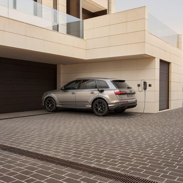 Audi Q7 SUV TFSI e charging at home